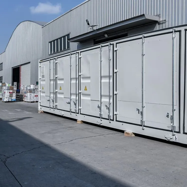 Automatic switching of solar inverters